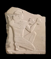 Placa que representa a un rey ofreciendo vino, período Ptolemaico, 305-30 a.C.